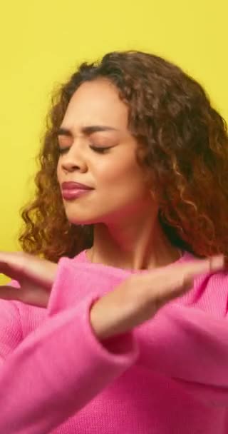 美しい強い女性のジェスチャーNo 揺れる頭 黄色いスタジオの背景 高品質の4K映像 — ストック動画
