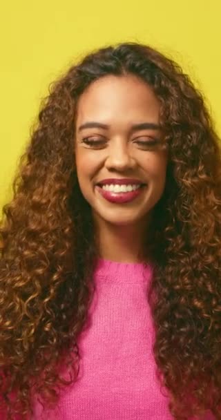 Krásná Multietnická Žena Ukazující Kopírovací Prostor Žluté Pozadí Studia Vysoce — Stock video
