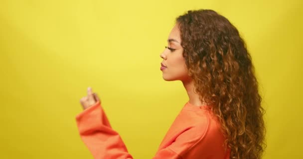 Düşünen Genç Bir Kadının Profili Çene Altında Ele Düşünme Sarı — Stok video