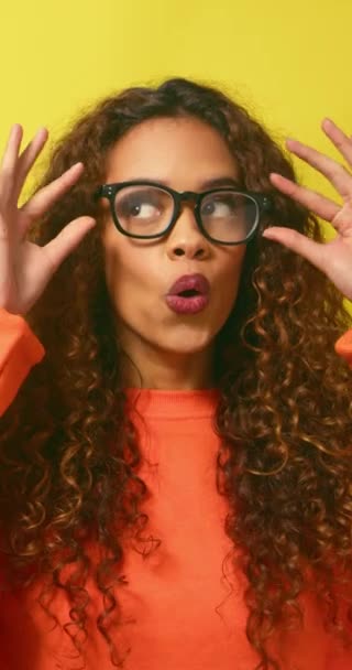 Gyönyörű Többnemzetiségű Buta Arccal Próbálja Szemüveget Sárga Stúdió Kiváló Minőségű — Stock videók