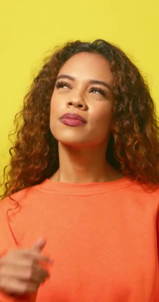 Serieuze Jonge Vrouw Denken Overwegen Gele Studio Achtergrond Hoge Kwaliteit — Stockvideo