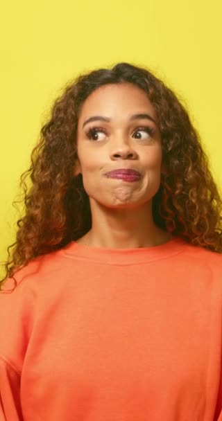 Cute Młoda Kobieta Ciągnie Śmieszne Twarze Nerwowy Nieśmiały Żółte Tło — Wideo stockowe