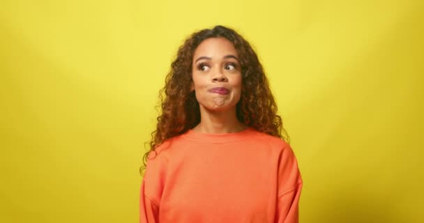 Мила Молода Жінка Тягне Смішні Обличчя Нервовий Сором Язливий Жовтий — стокове відео