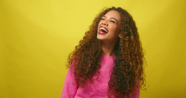 Смеющаяся Молодая Женщина Многонациональная Красивая Студия Жёлтым Фоном Высококачественные Кадры — стоковое видео