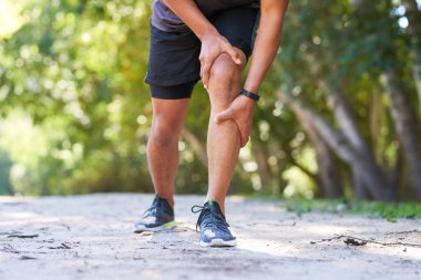 Acı içinde dizini tutan adama yaklaş. Spor sakatlığı, iltihaplanma izleri. Yüksek kalite fotoğraf