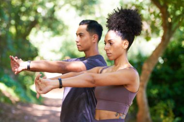 Ciddi bir çift ormanda koşmadan önce birlikte esneyebilir, spor takımı çalışabilir. Yüksek kalite fotoğraf