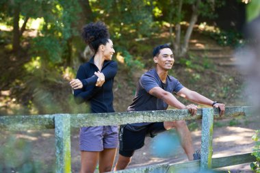 İzler ısınmadan önce çok ırklı güzel bir çift parkta birlikte esniyorlar. Yüksek kalite fotoğraf