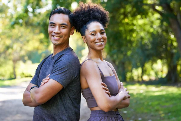 Pasangan Muda Yang Cantik Dan Multi Etnis Berlatih Bersama Taman — Stok Foto