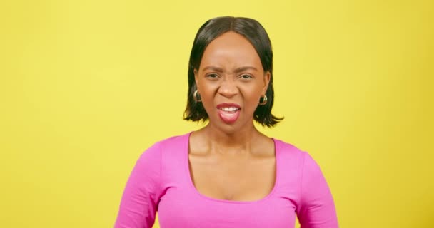 Güzel Güçlü Bir Kadın Kol Hareketi Yapar Hayır Başını Sallar — Stok video