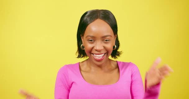 Mooie Jonge Vrouw Bedekt Ogen Lachen Glimlachen Gele Studio Achtergrond — Stockvideo