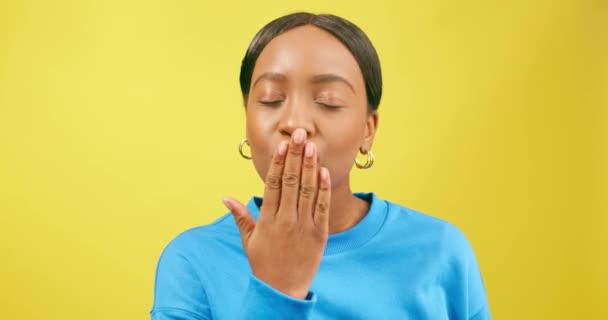Mulher Negra Bonito Sopra Beijo Dia Dos Namorados Estúdio Amarelo — Vídeo de Stock