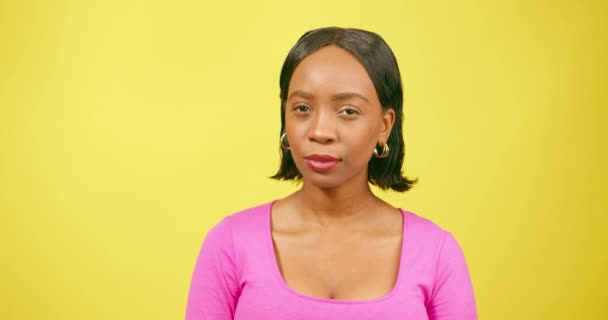 Mooie Zwarte Vrouw Schouders Gele Studio Achtergrond Hoge Kwaliteit Beeldmateriaal — Stockvideo