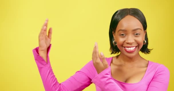 Mooie Zwarte Vrouw Maakt Gebruik Van Beide Handpalmen Gebaren Omhoog — Stockvideo