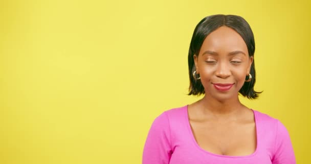Mooie Zwarte Vrouw Die Links Wijst Naar Kopieerruimte Gele Studio — Stockvideo