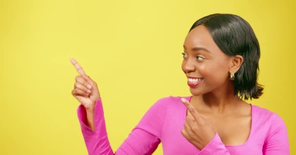 Mooie Zwarte Vrouw Wijst Naar Kopieerruimte Gele Studio Achtergrond Hoge — Stockvideo