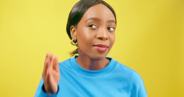 Mooie Zwarte Vrouw Kopjes Oor Luisteren Naar Roddels Nieuws Verrast — Stockvideo
