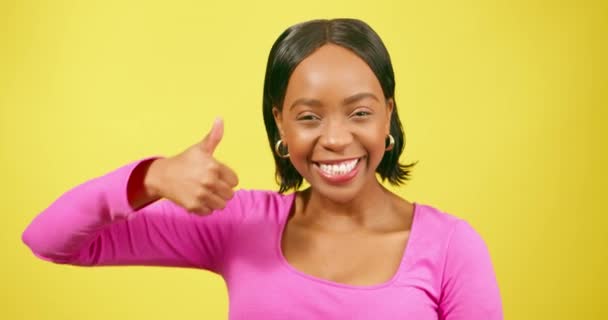 Mulher Negra Bonita Polegares Para Cima Fundo Estúdio Amarelo Imagens — Vídeo de Stock