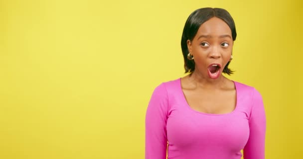 Şaşırmış Şaşırmış Genç Bir Kadın Fotokopi Odasına Sarı Stüdyoya Bakıyor — Stok video