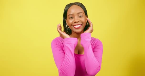 美丽的黑人女人把双手放在下巴下 姿势可爱 演播室黄色 高质量的4K镜头 — 图库视频影像
