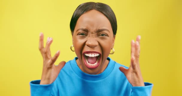 怒っている女性は叫び 手のジェスチャーで叫び 黄色いスタジオ 高品質の4K映像 — ストック動画