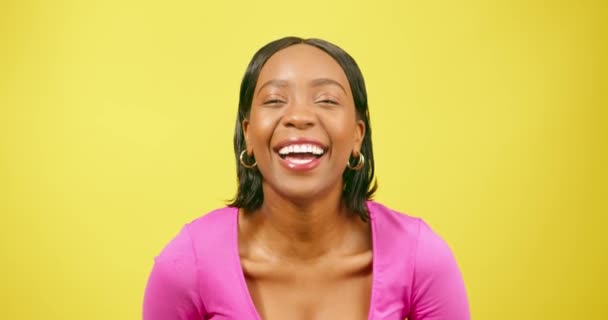 Wanita Muda Tertawa Black Indah Studio Latar Belakang Kuning Rekaman — Stok Video