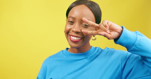 Щаслива Молода Жінка Тримає Знак Миру Око Дурну Позу Жовтий — стокове відео