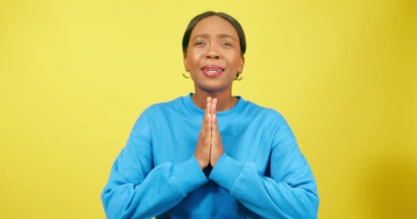 Emocionální Mladá Žena Modlí Prosí Prosí Rozčiluje Žluté Studio Vysoce — Stock video