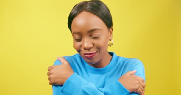Mulher Negra Esfrega Braços Abraços Conceito Amor Próprio Fundo Estúdio — Vídeo de Stock