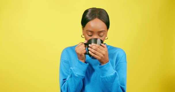 Зажатая Черная Женщина Пьет Теплый Напиток Кружки Желтый Студийный Фон — стоковое видео