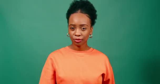 Piękne Gesty Silnej Kobiety Nie Palcem Potrząsa Głową Zielone Studio — Wideo stockowe