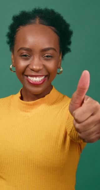 Güzel Siyahi Kadın Yeşil Stüdyo Geçmişi Için Onay Veriyor Yüksek — Stok video
