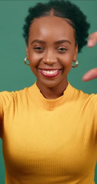 Jonge Zwarte Vrouw Vormt Hart Met Handen Glimlachende Groene Studio — Stockvideo