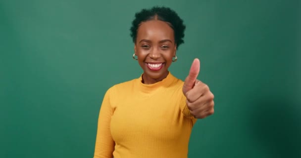 Όμορφη Μαύρη Γυναίκα Δίνει Αντίχειρες Επάνω Πράσινο Φόντο Στούντιο Υψηλής — Αρχείο Βίντεο