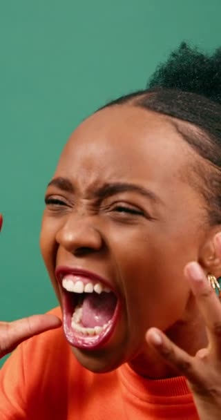 Wściekła Kobieta Krzyczy Krzyczy Gestami Ręki Zielone Studio Wysokiej Jakości — Wideo stockowe