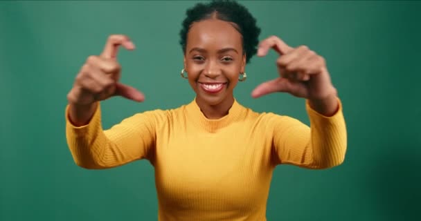Junge Schwarze Frau Formt Herz Mit Händen Lächelnd Grünen Studiohintergrund — Stockvideo
