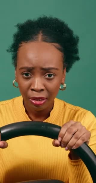 Przestraszony Nerwowy Uczący Się Kierowca Kierownicą Studio Jazdy Wysokiej Jakości — Wideo stockowe