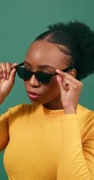 Schöne Junge Frau Coole Haltung Tipps Sonnenbrille Gefaltete Arme Grünes — Stockvideo
