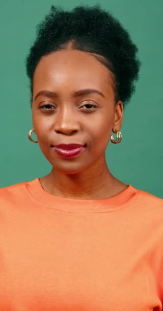 Güzel Siyah Kadın Tarafsız Gülümser Yeşil Arka Plan Stüdyosu Olur — Stok video
