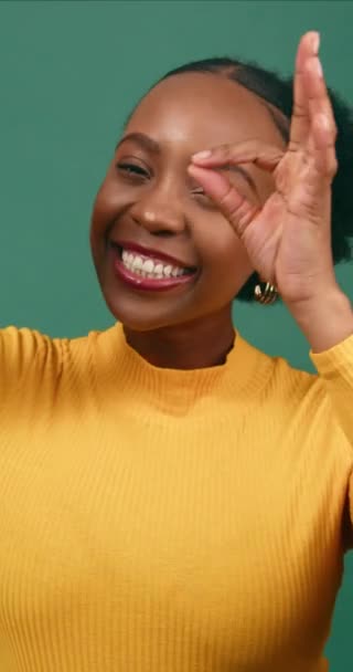 Beautiful Black Woman Pulls Silly Face Pretend Eyeglasses Green Studio — Stock Video