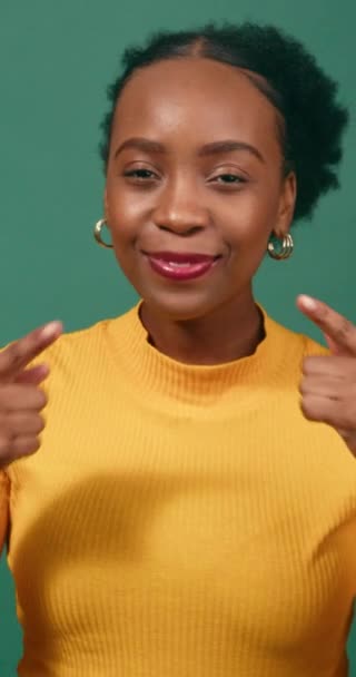 Güzel Genç Kadın Gülümsemeyi Beyaz Dişleri Yeşil Stüdyoda Mutlu Olmayı — Stok video