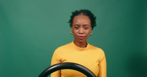 若い女性は 道路の怒りを経験し 運転中に怒っています グリーンスタジオの背景 高品質の4K映像 — ストック動画