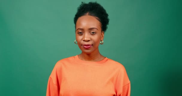 Красива Чорна Жінка Дає Нейтральну Посмішку Зелений Фон Студії Високоякісні — стокове відео