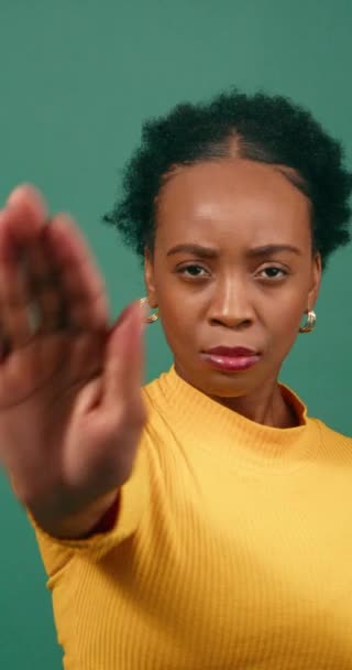 Молода Чорна Жінка Тримає Руку Кажучи Зупиніться Зелений Студійний Фон — стокове відео