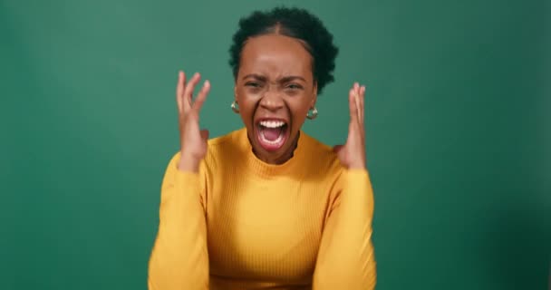 Wściekła Kobieta Krzyczy Krzyczy Gestami Ręki Zielone Studio Wysokiej Jakości — Wideo stockowe