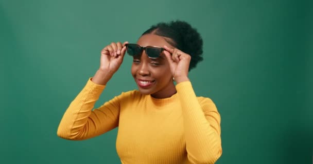 Krásná Mladá Žena Zvedá Sluneční Brýle Směje Mírové Znamení Zelené — Stock video