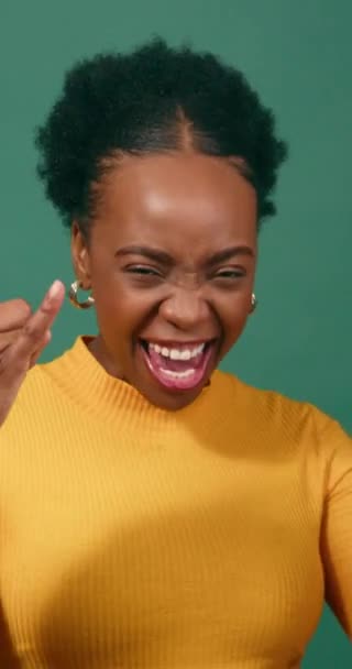 若い黒人女性は手札に石で踊り 緑のスタジオを踊る 高品質の4K映像 — ストック動画