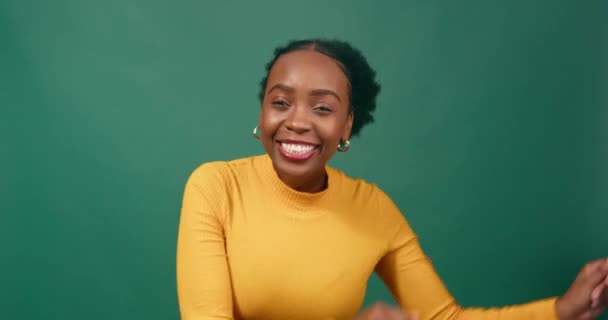 Счастливая Молодая Женщина Танцует Веселится Зеленый Фон Студии Высококачественные Кадры — стоковое видео