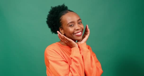 美丽的黑人女人把双手放在下巴下 姿势很可爱 是个绿色工作室 高质量的4K镜头 — 图库视频影像