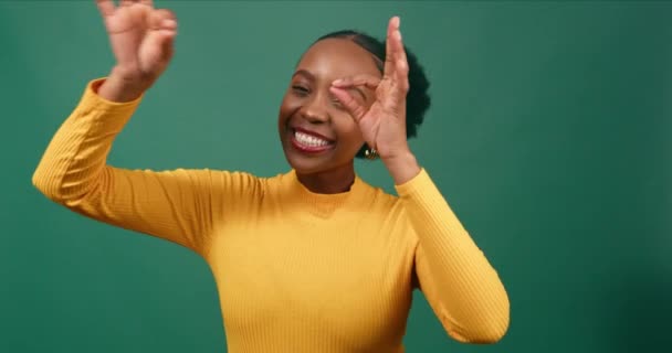 Piękna Czarna Kobieta Ciągnie Głupią Twarz Sztucznymi Okularami Zielonym Studiem — Wideo stockowe