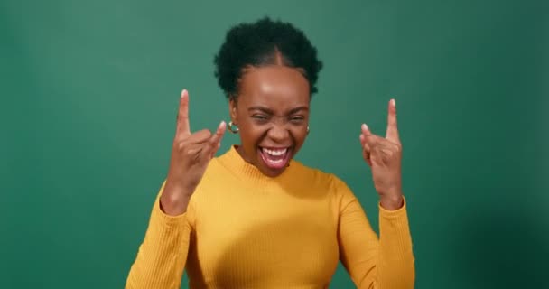 Молода Чорна Жінка Танцює Камінням Знаках Рук Сміється Зелена Студія — стокове відео